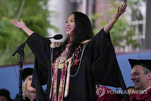 하버드대 졸업식 연설한 장위룽.<AP 연합뉴스 자료사진>